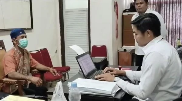 Pelaku B saat menjalani pemeriksaan di unit PPA Polres Jeneponto. (Dok: Ist).