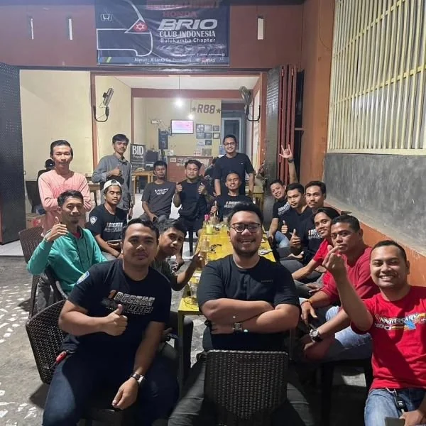 Pelanggan warkop berfoto bersama.