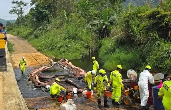 Pipa minyak milik PT Vale Indonesia mengalami kebocoran di Dusun Molindowe Desa Lioka Kecamatan Towuti Kabupaten Luwu Timur. Dok. Ist