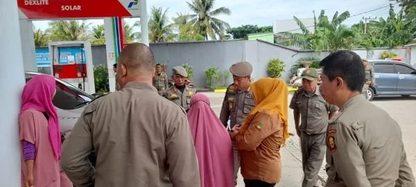 Personil Satpol PP saat melakukan Razia Gepeng di Jeneponto.
