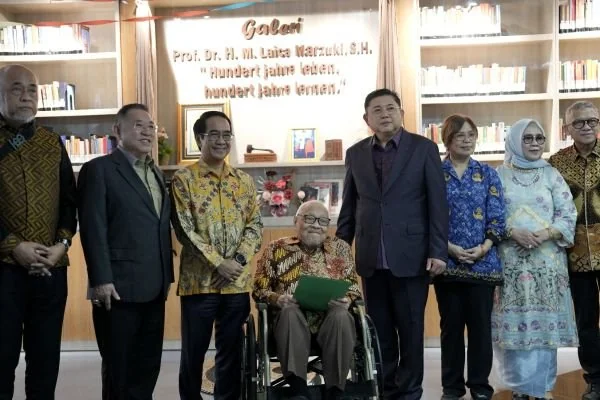 Rektor Unhas Prof. Jamaluddin Jompa bersama Prof Laica Marzuki. Dok. Ist