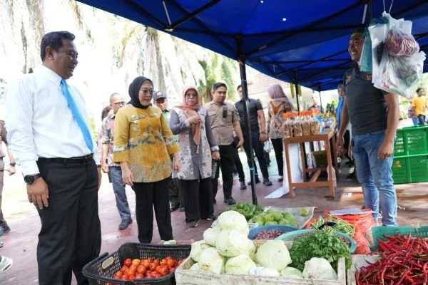 Pj Gubernur bersama Bupati Mamuju saat memantau gerakan pangan murah (Dok : Ist).