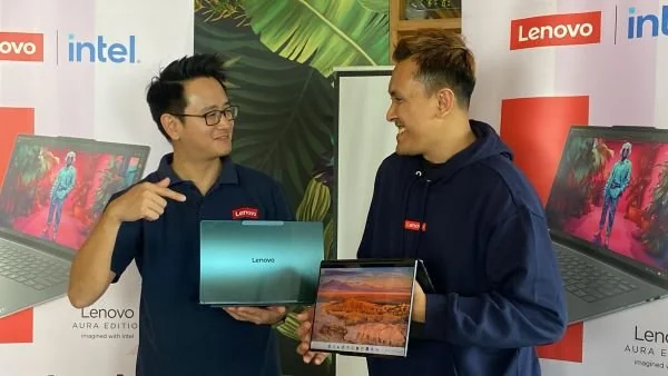 Consumer Product Manager - Premium Category Lenovo Indonesia, Hendry Lim saat memperkenalkan Laptop Lenovo Aura Edition (Dok: Atri KabarMakassar)