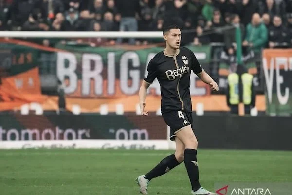 Pemain timnas Indonesia Jay Idzes saat tampil bersama Venezia di Serie B dalam laga yang berakhir dengan kekalahan tipis dengan skor 2-3 melawan Reggiana di Stadion Pier Luigi Penzo, Senin (1/4/2024). (ANTARA/Instagram/Venezia)