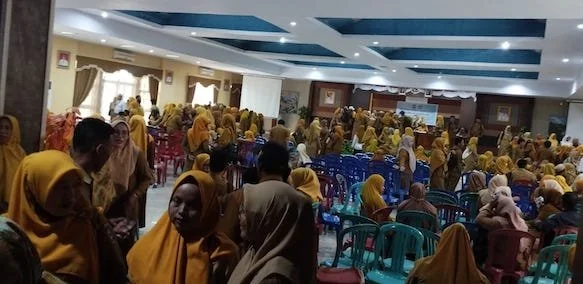 Para Guru Honorer melakukan pembayaran saat menghadiri Audiens Bersama Pj Bupati Jeneponto di diruang Pola Panrannuanta Kantor Bupati Jeneponto. Senin (29/1) (Foto : Dok . Nasrullah KabarMakassar).
