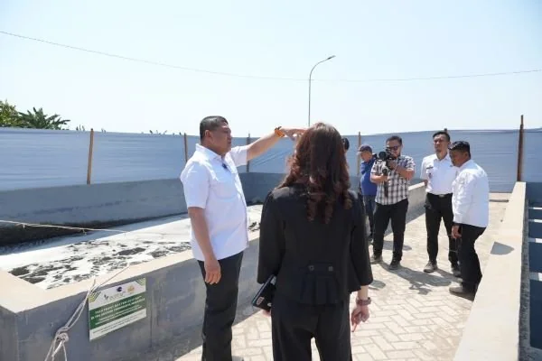 Wali Kota Makassar saat meninjau kolam Lindi (Dok: Ist)