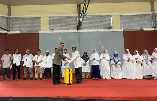 Pemberangkatan 17 guru, karyawan dan petugas kebersihan untuk menjalankan umrah (Dok: Ist)