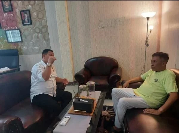Foto yang beredar di sosial media, saat tersngka utama kasus uang palsu jaringan UIN Alauddin Makassar, Annar sedang berada di salah satu ruangan Rutan Makassar (Dok : Ist).