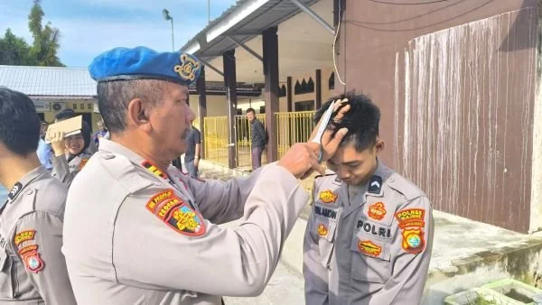 Propam Polres Majene saat melakukan Gaktiblin kepada seluruh personil Polres Majene usai apel pagi (Dok : Ist).