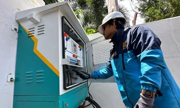 Petugas PLN tengah mengecek peralatan listrik PLN di Kota Makassar. (Dok: Ist)