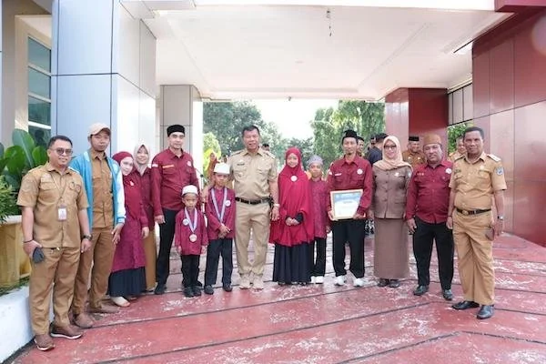 Bupati Bulukumba bersama Juara Umum 1umum se Sulawesi Festival Anak Soleh Indonesia