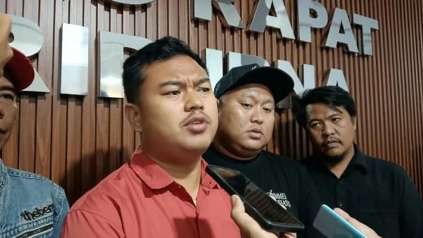 Ketua Federasi Serikat Pekerja Maritim Indonesia (FSPMI) sekaligus Ketua DPC Konfederasi Serikat Pekerja Seluruh Indonesia (KSPSI) Kota Makassar, Fikasianus Icang (Dok: Sinta KabaMakassar)