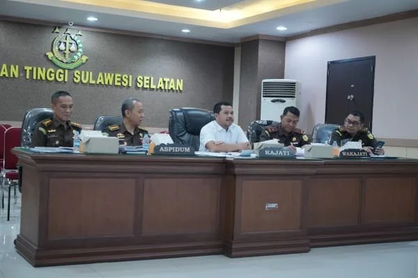 Kepala Kejati Sulsel Agus Salim bersama wakil Kejati Sulsel melakukan ekspose dan menerima pengajuan Restorative Justice di aula Lantai 2 Kejati Sulsel (Dok : Ist).