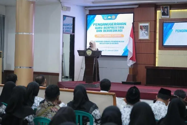 Bupati Gowa, Sitti Husniah Talenrang saat Memberikan Sambutan di Penganugerahan Guru Berdedikasi dan Berprestasi (Dok: Ist)