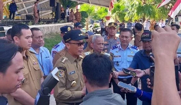 Pj Gubernur Sulsel, Prof Zudan Arif Fakrulloh dan Kepala Dishub Sulsel, Andi Erwin Terwo pada Launching Bus Trans Sulawesi Selatan di Pangkep (Dok: ist)