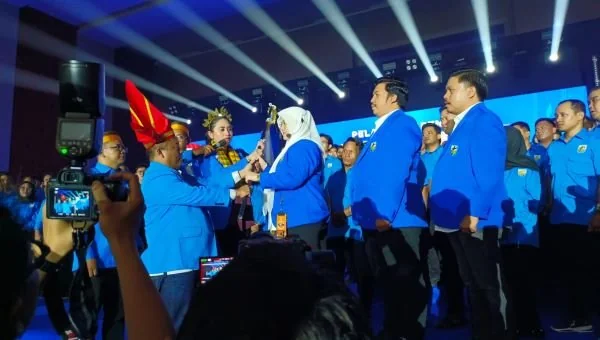 Pengukuhan Vonny Ameliani Suardi menjadi Ketua KNPi Sulsel (Dok: KabarMakassar).