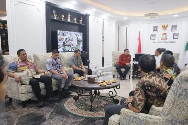 Audiensi Kemendagri melalui Kepala Pusat Strategis Kebijakan Digitalisasi dan Inovasi Daerah, Akbar Ali, Melakukan Audiensi dengan Wali Kota Makassar Munafri Arifudin, (Dok: Ist).