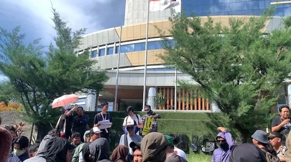 Aksi solidaritas TEMPO yang digelar KAJ Sulsel di Gedung AAS Building (dok. Syamsi/KabarMakassar)