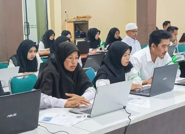 Calon Pegawai pemerintah dengan perjanjian kerja (PPPK) Kementerian Agama (Kemenag) Kabupaten Maros, Hasanah saat mengikuti tes (Dok : Ist).