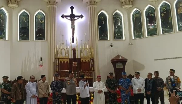 Forum Koordinasi Pimpinan Daerah (Forkopimda) Sulsel melakukan pemantauan langsung situasi keamanan dan ketertiban masyarakat (kamtibmas) pada perayaan malam Natal 2025 di Kota Makassar. (Dok: Dwiki KabarMakassar)