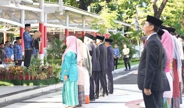 Pj Gubernur Sulsel, Prof Zudan Arif Fakrulloh menyerahkan ratusan Satyalancana Karya Satya pada ASN Pemprov Sulsel (Dok: Int)