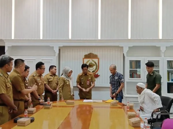 Penyerahan Aset dari Warga Masyarakat Kepada Pemkot Makassar yang nantinya akan dijadikan Fasum Fasos, di Ruang Rapat Sekda Kantor Balaikota Makassar.