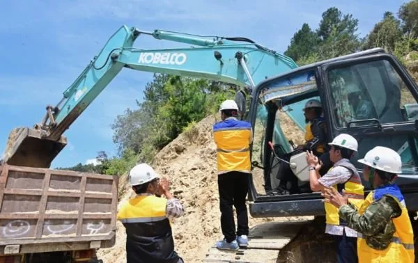 Gubernur Sulsel Andi Sudirman Sulaiman melakukan groundbreaking pada ruas Jalan Sabbang-Tallang-Sae,  di Luwu Utara (dok. Ist)