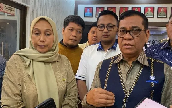 Istri pengacara Rudi S Gani bersama pendamping hukum dan tim pencari fakta Peradi Makassar di Polda Sulsel (Dok: Atri KabarMakassar).