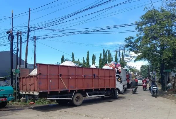 Antrian Mobil Sampah Menuju TPA Antang, (Dok: Nursinta KabarMakassar).