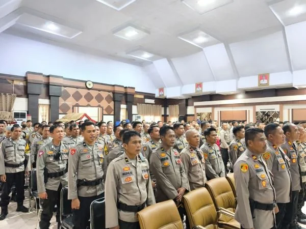 Ratusan Personil Polri saat mengikuti arahan Kapolres Jeneponto di Aula Kalabirang Rujab Bupati Jeneponto (Dok : Ist).