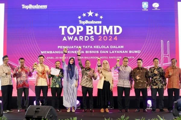 Wali Kota Makassar Moh. Ramdhan Pomanto Raih lima penghargaan sekaligus pada Top BUMD Award 2024, di Dian Ballroom Hotel Reffles Jakarta, Rabu (20/3).