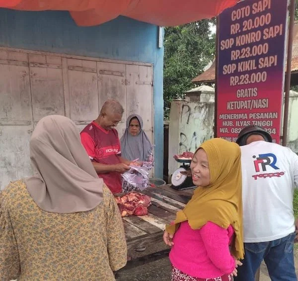 Dg Tinggi saat melayani pembeli daging kuda dilapaknya. (Foto/ullah).