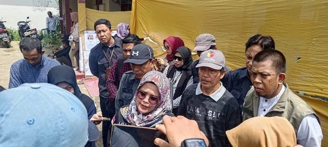 Anggota Bawaslu RI, Lolly Suhenty, disela-sela mengawasi langsung proses Pemungutan Suara Ulang (PSU) TPS 15 dan 16 di Kecamatan Tanete Riattang Timur Kelurahan Bajoe, Bone, Sulsel, Jumat (23/2). (Foto : Humas Bawaslu Sulsel)