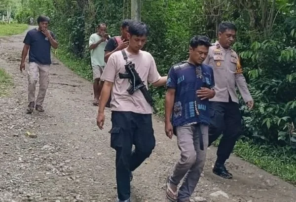 Polisi di Kalumpang saat berhasil mengamankan pelaku dari persembunyiannya (dok:ist)