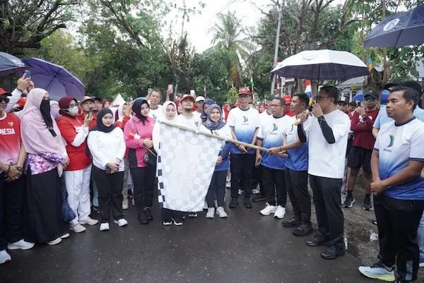 Bupati Jeneponto H. Paris Yasir, bersama Wakil Bupati Islam Iskandar, saat melepas peserta dengan lambaian bendera start.