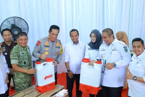Kapolda Sulsel dan Gubernur Sulsel memberikan bantuan alsintan. (Dok: Ist)