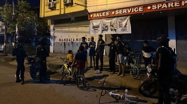 Tim Patmor Polresta Mamuju saat melakukan teguran kepada sejumlah anak-anak.