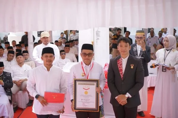 Bupati Jeneponto, H. Paris Yasir bersama Wabup Islam Iskandar saat menerima penghargaan Museum Rekor Dunia Indonesia (MURI) untuk kategori jumlah bakul Maulid terbanyak di Kantor Sekretariat Daerah Jeneponto (Dok : Ist).