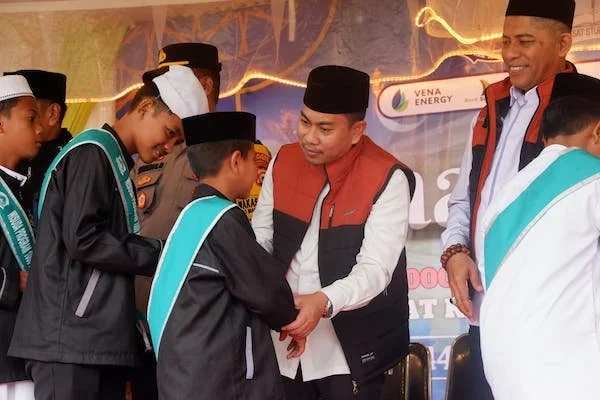 Pj Bupati Jeneponto, Dr. H. Reza Fausal Saleh, didampingi Sekda Muh. Arifin Nur, unsur Forkopimda, pimpinan OPD, kepala KUA, camat, serta tokoh masyarakat saat menggelar wisuda santri di acara Kemah Qur'an Tingkat Kabupaten di Lapangan Sampung Lili, Dusun