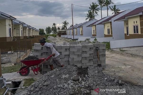Seorang pekerja mengangkut material bangunan di proyek pembangunan perumahan Kredit Pemilikan Rumah (KPR) di Sigi, Sulawesi Tengah. ANTARA FOTO/Basri Marzuki/wsj.