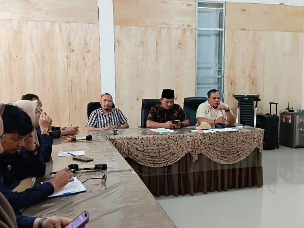 Anggota KPU Kabupaten Jeneponto Divisi Perencanaan Data dan Informasi, Sapriadi Saleh bersama Kepala Divisi Teknis Penyelenggaraan, Arifandi serta Kepala Divisi Hukum, Ilham Hidayat saat menggelar kajian produk hukum PKPU Nomor 3 Tahun 2025. (Dok: Ist)
