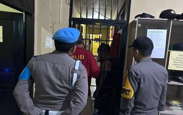 Aparat Polres Sinjai Melakukan Pemeriksaan Ruang Tahanan Di Mapolres Sinjai (Humas)