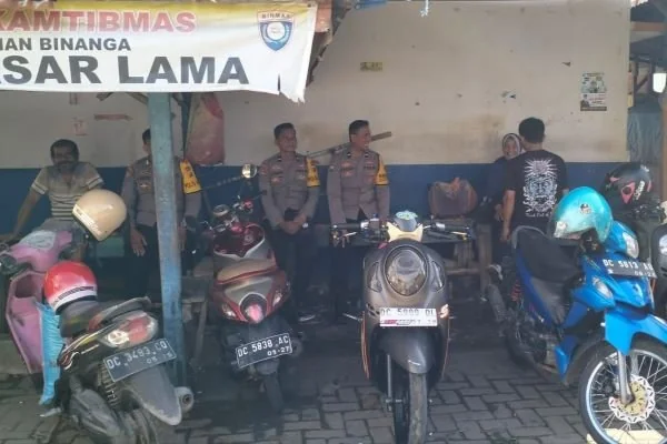 Personel Polsek Mamuju saat menghimbau tukang ojek (Dok : Ist).