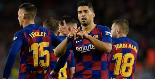 Luis Suarez mempersembahkan golnya ke gawang Valencia untuk anak dari mantan pelatih Barcelona, Luis Enrique. (AFP/Pau Barrena)