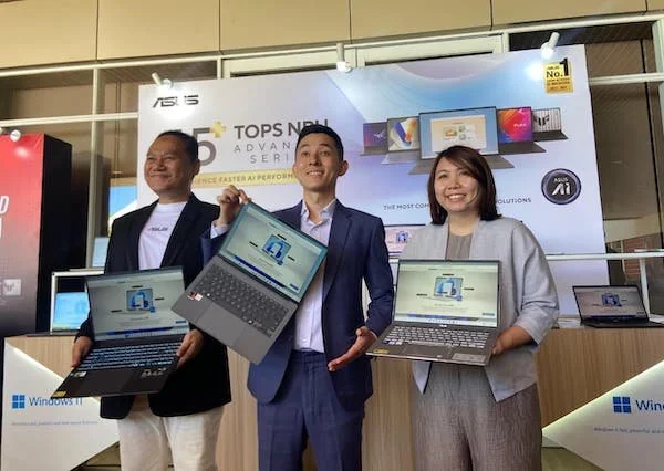Head of Public Relations ASUS Indonesia, Muhammad Firman, Country Director, ASUS Indonesia, Lenny Lin (tengah), dan Country Marketing Manager ASUS Indonesia, Davina Larissa memamerkan rangkaian inovasi produk ASUS sepanjang 2025 (Dok: Ist)