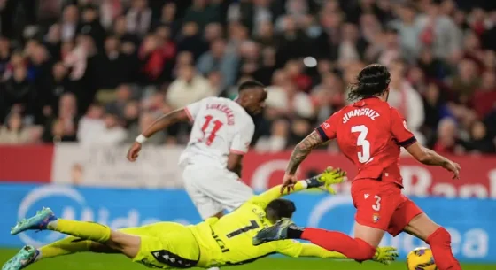 Pemain Sevilla Dodi Lukebakio mencetak gol ke gawang Osasuna di laga La Liga.(X @SevillaFC_ENG)
