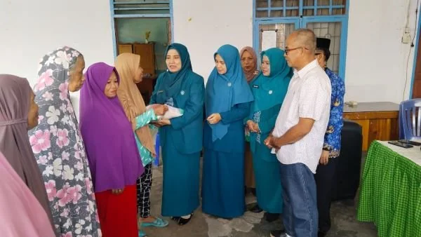 Penyaluran beras kepada keluarga miskin ekstrem di Majene. Dok. Ist