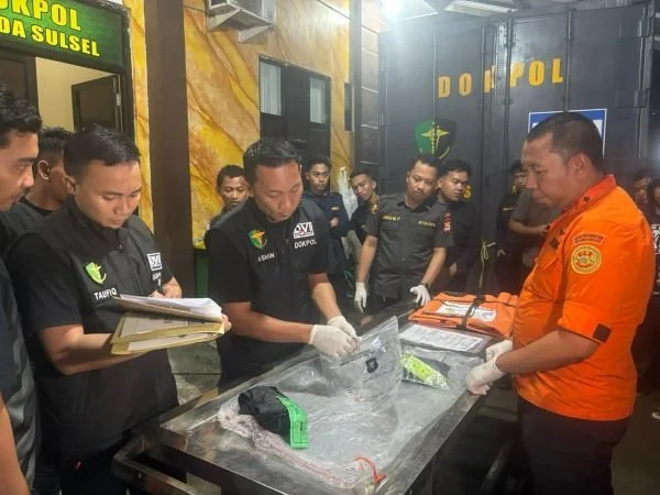 Penyerahan ketiga Basarnas kepada tim DVI. (Dok: Ist)
