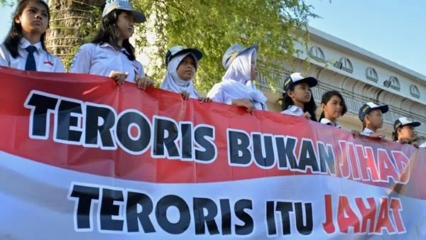 Pelajar membentangkan spanduk tolak radikalisme (dok. Ist)