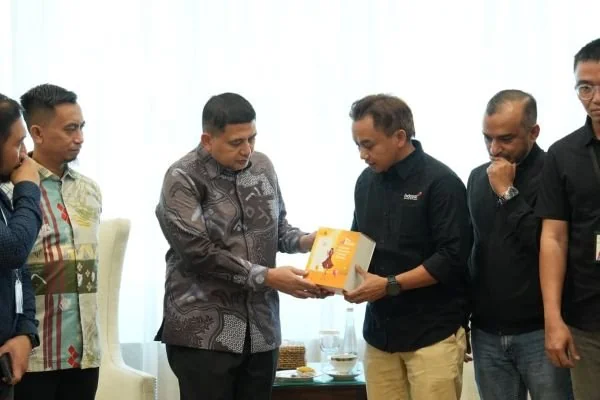 Walikota Makassar Munafri Arifuddin saat Audiensi Jajaran Indosat yang dipimpin SVP-Head of Growth Circle Kalisumapa Indosat Ooredoo Hutchison, Tepi Aditia, (Dok: Ist).